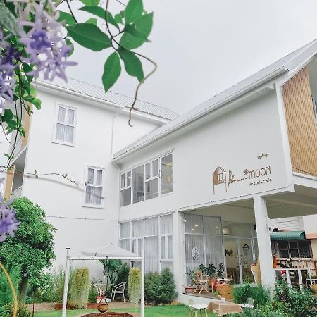 Bloomin' Moon Hostel & Cafe, Chiang Mai Old Town Exteriör bild