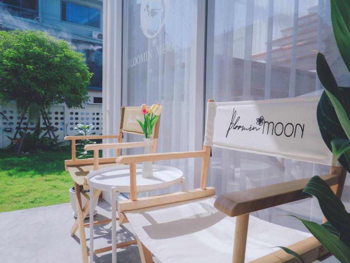Bloomin' Moon Hostel & Cafe, Chiang Mai Old Town Exteriör bild